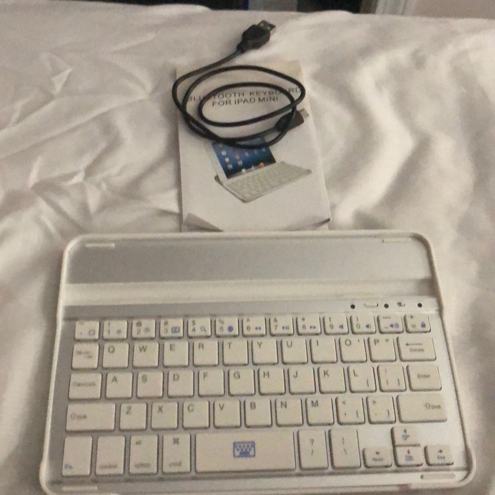 Mobile Bluetooth wireless keyboard for iPad mini